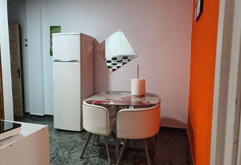 بنسيون Low Cost Room Plaza de Hierro II
