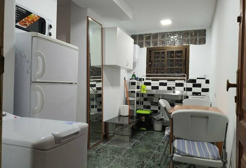 بنسيون Low Cost Room Plaza de Hierro III