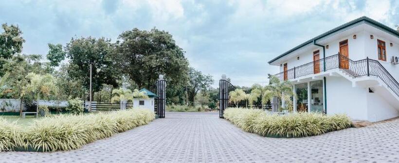 בית מלון כפרי Lakegala Resort