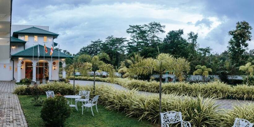 בית מלון כפרי Lakegala Resort