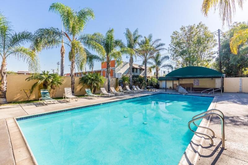 Colonial Pool & Spa Motel
