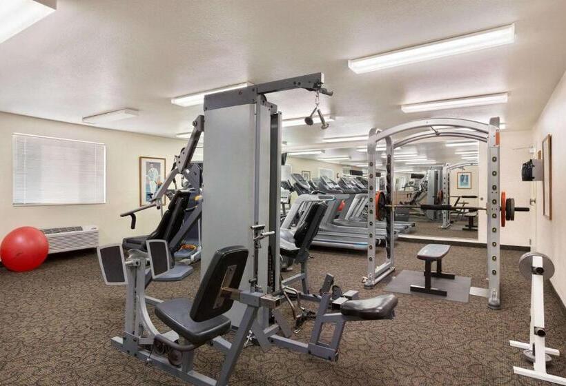 Отель Baymont By Wyndham Hearne