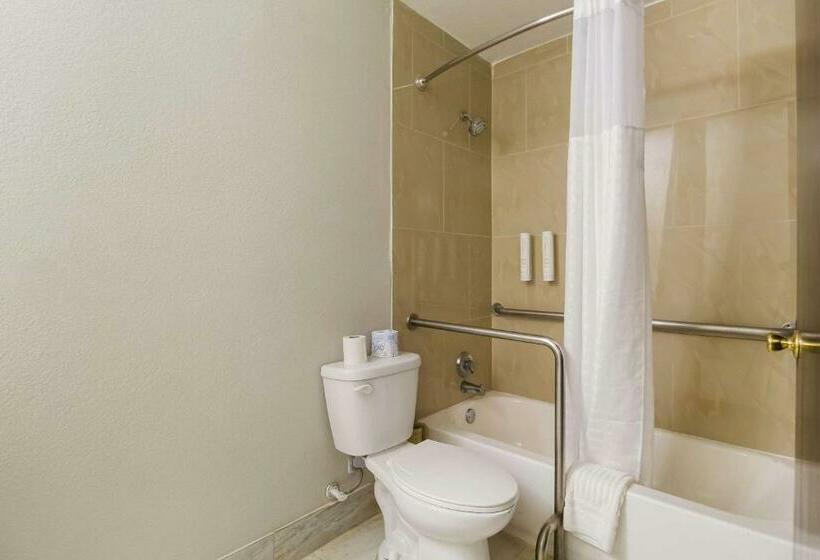 Отель Clarion Pointe Lake Jackson Clute