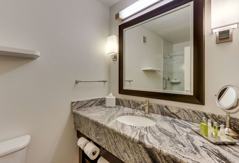 هتل Doubletree By Hilton St. Louis Forest Park
