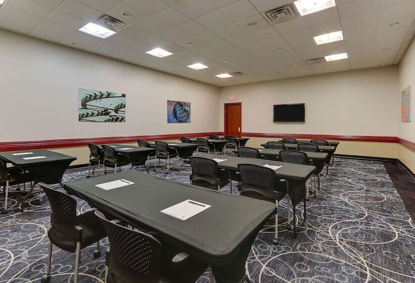 هتل Doubletree By Hilton St. Louis Forest Park