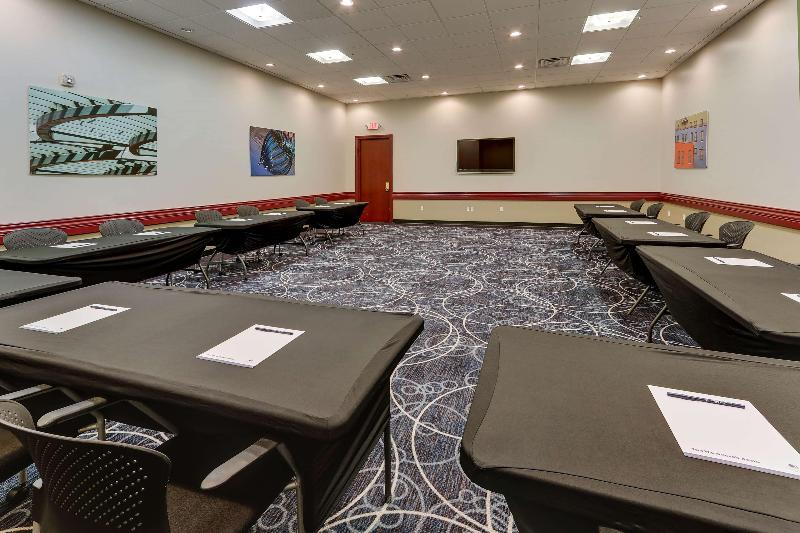 هتل Doubletree By Hilton St. Louis Forest Park