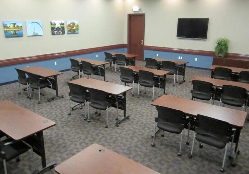 هتل Doubletree By Hilton St. Louis Forest Park