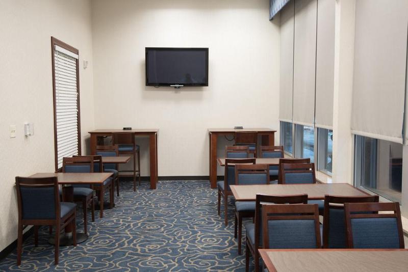 هتل Doubletree By Hilton St. Louis Forest Park