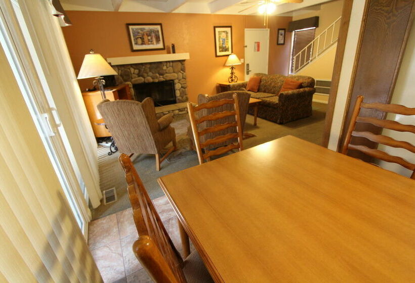 בית מלון כפרי Lake Arrowhead Chalets