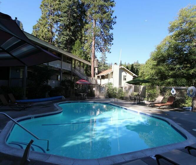 בית מלון כפרי Lake Arrowhead Chalets