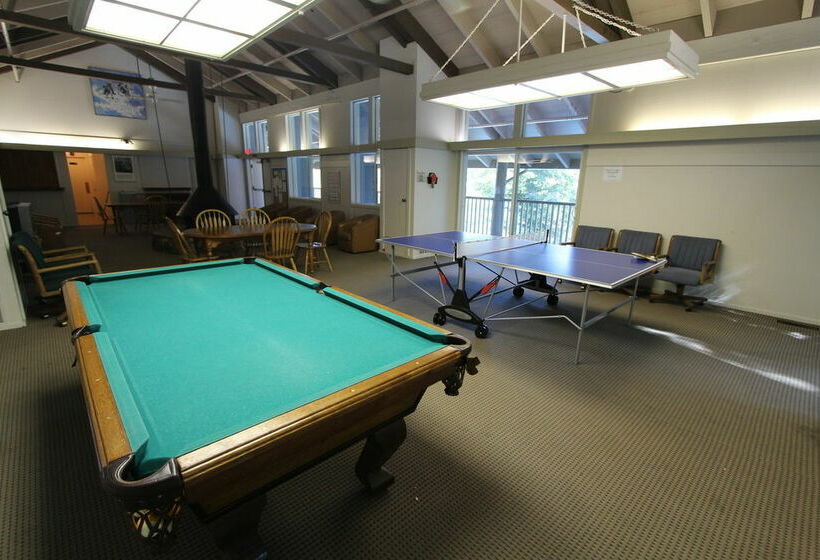 בית מלון כפרי Lake Arrowhead Chalets