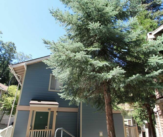 בית מלון כפרי Lake Arrowhead Chalets