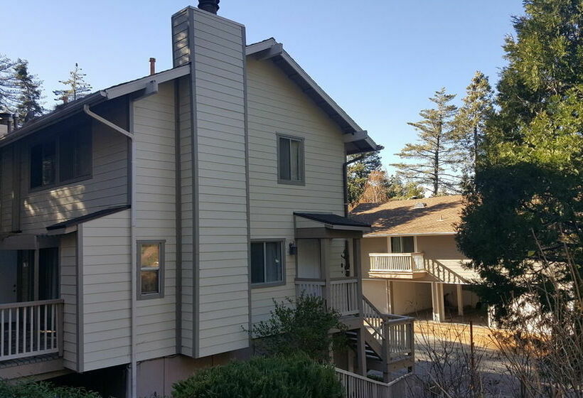 בית מלון כפרי Lake Arrowhead Chalets