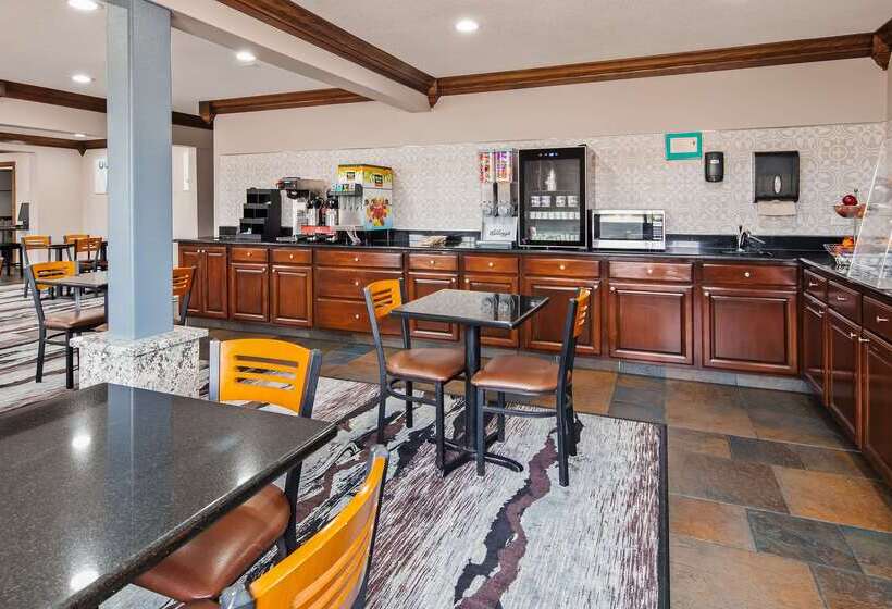 هتل Ramada By Wyndham Cedar Rapids South