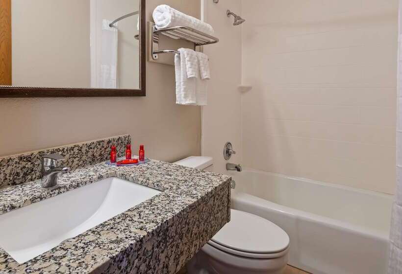 هتل Ramada By Wyndham Cedar Rapids South
