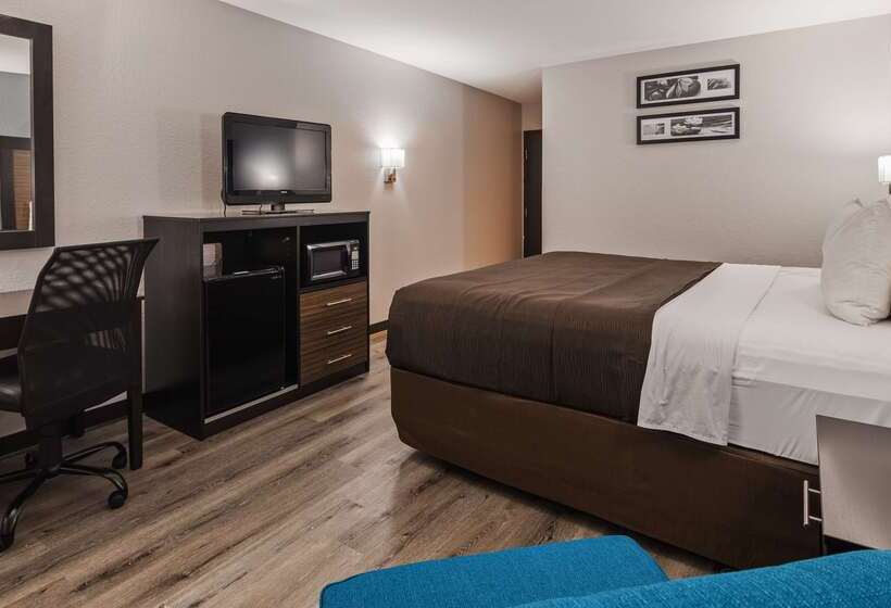هتل Ramada By Wyndham Cedar Rapids South