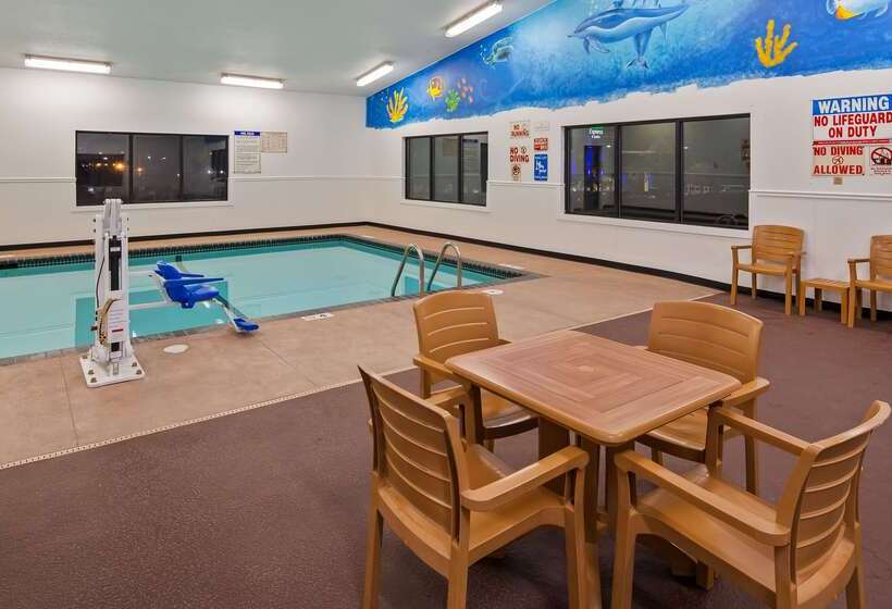 هتل Ramada By Wyndham Cedar Rapids South