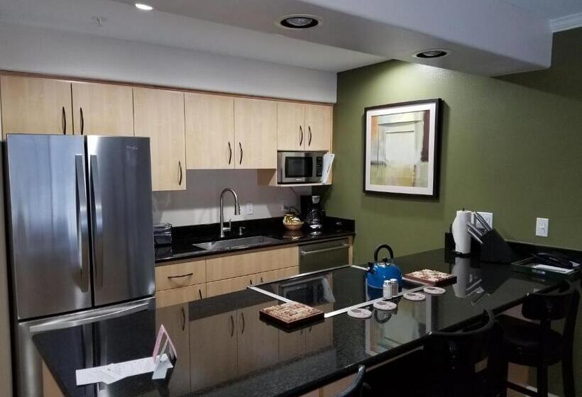 هتل The Landing At Newport Condominium