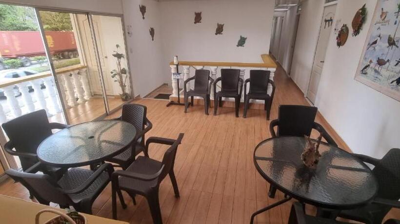 پانسیون Hostal Mochileros Inn