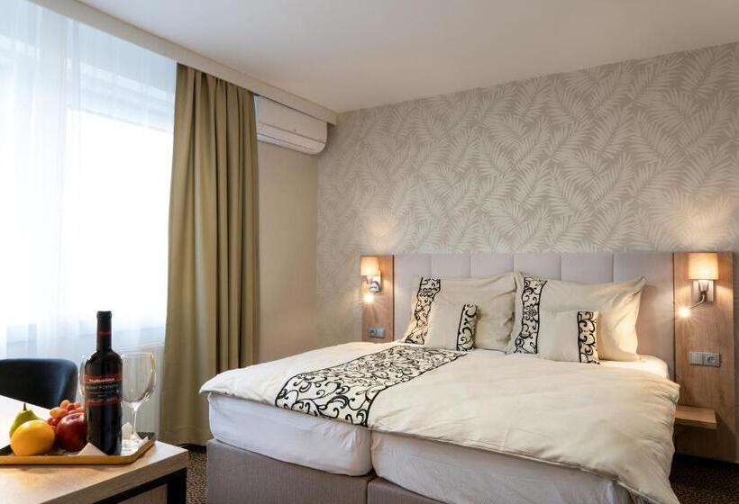 پانسیون Karolina