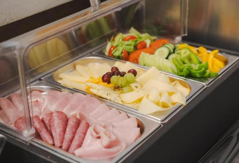 پانسیون Karolina