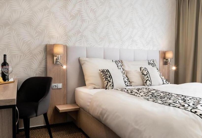 پانسیون Karolina