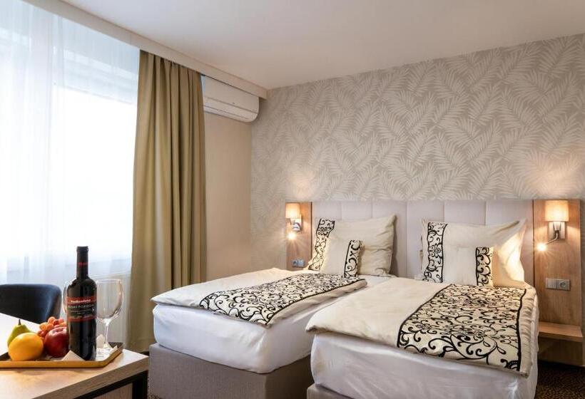 پانسیون Karolina