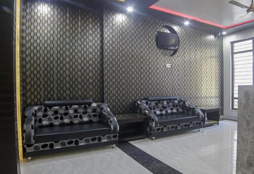 فندق Oyo 30488 Satkar
