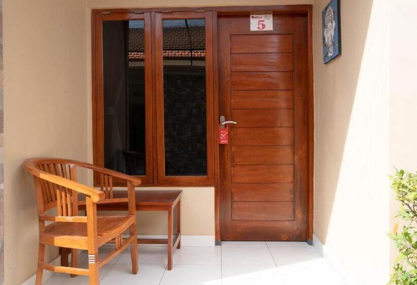 호텔 Reddoorz Near Buleleng Harbour 2
