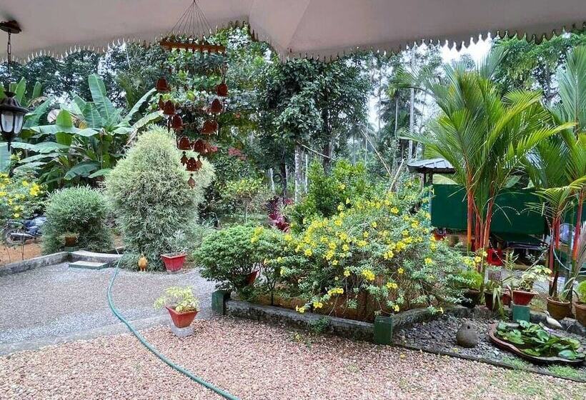 ベッドアンドブレックファースト Kuttickattil Gardens Homestay