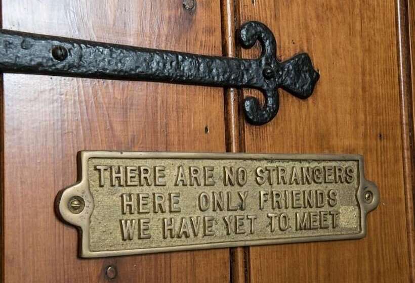 פונדק The Olde Peculiar
