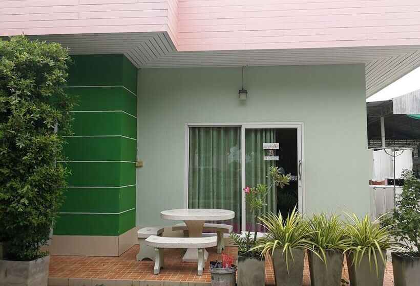 ホテル Baan Pak Parichat Sarun