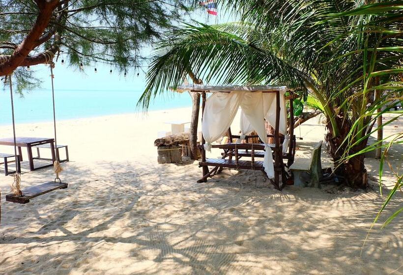 酒店 Tharadol Beach Resort