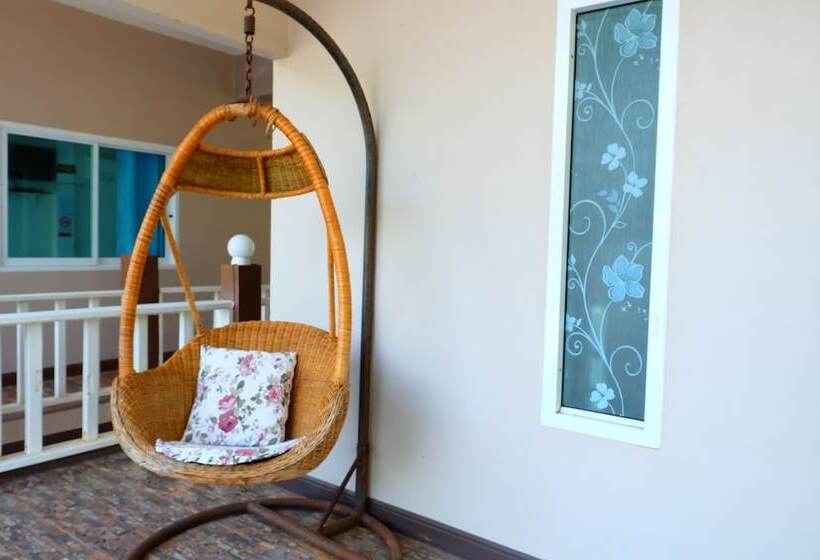酒店 Tharadol Beach Resort