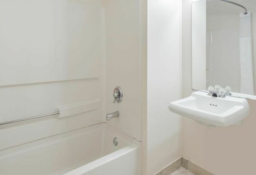 בית מלון כפרי Days Inn & Suites By Wyndham Groton Near The Casinos