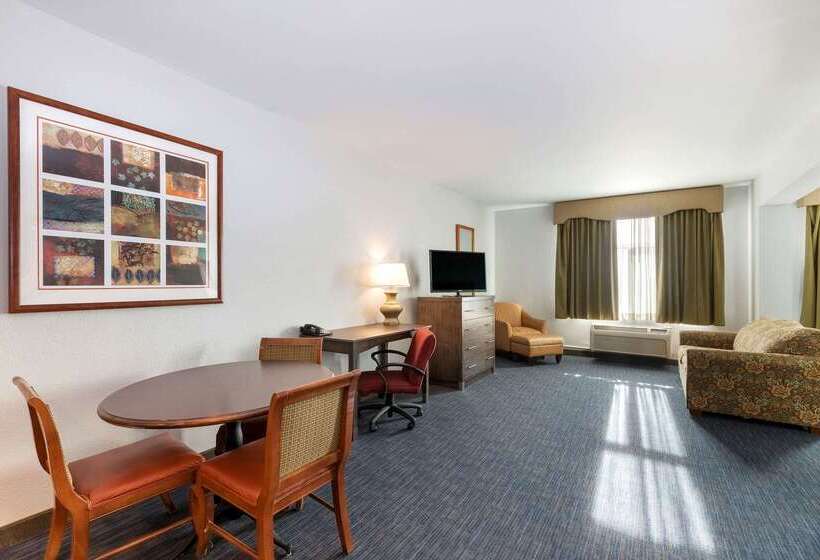 هتل La Quinta Inn & Suites By Wyndham Omaha Airport Downtown