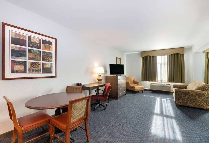 هتل La Quinta Inn & Suites By Wyndham Omaha Airport Downtown