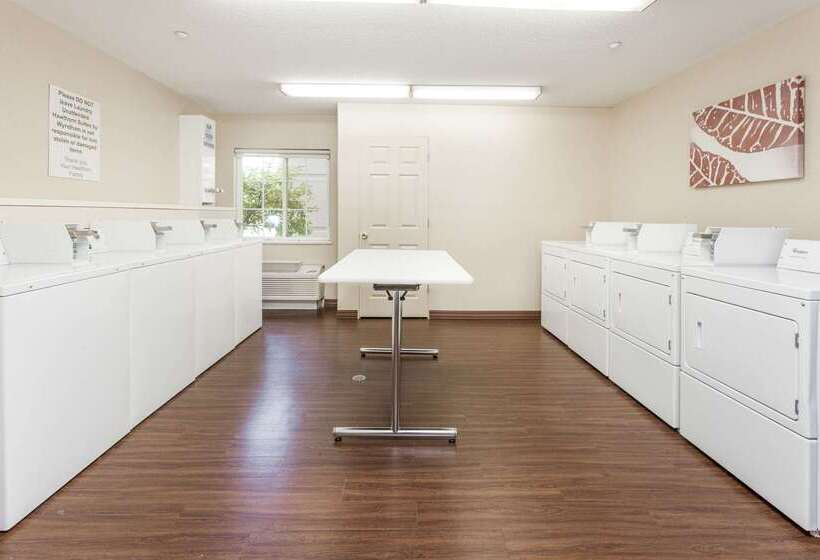 בית מלון כפרי Mainstay Suites Detroit Farmington Hills