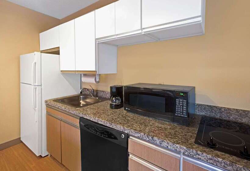בית מלון כפרי Mainstay Suites Detroit Farmington Hills