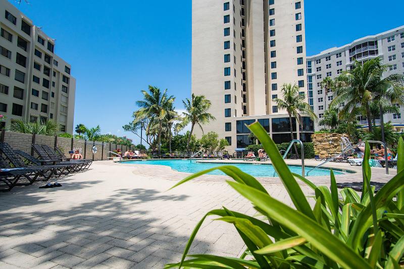 בית מלון כפרי Pointe Estero Resort