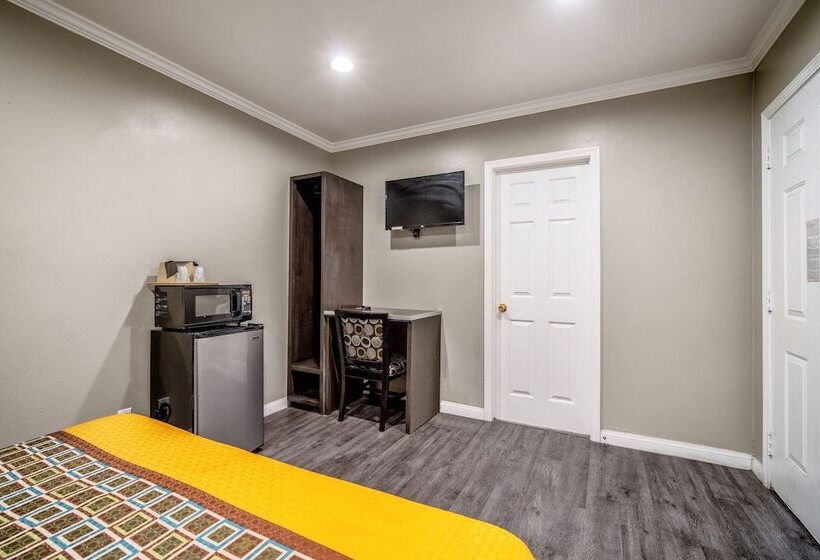 Отель Regency Inn & Suites Downey