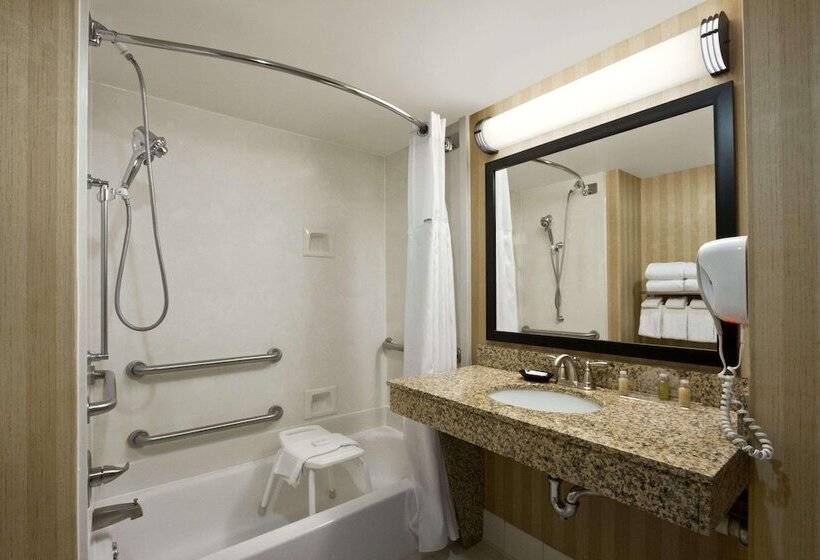 هتل Spark By Hilton Greensboro