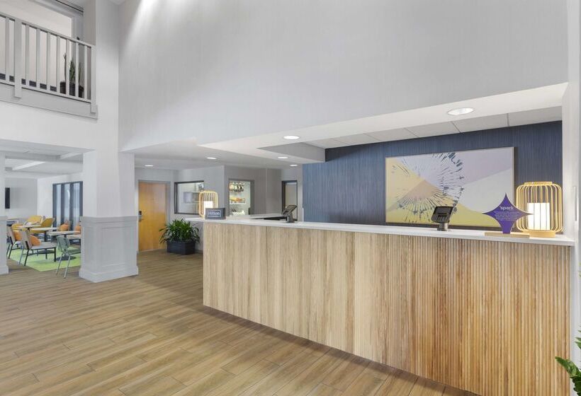 هتل Spark By Hilton Greensboro