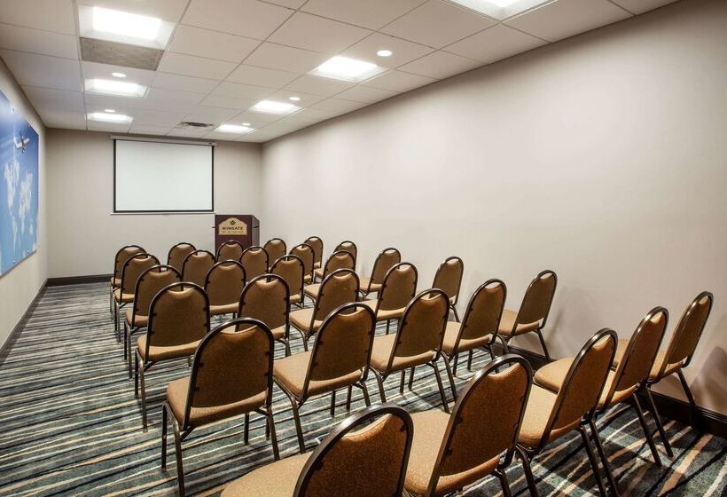 בית מלון כפרי Wingate By Wyndham   Orlando International Airport  Free Hot Breakfast