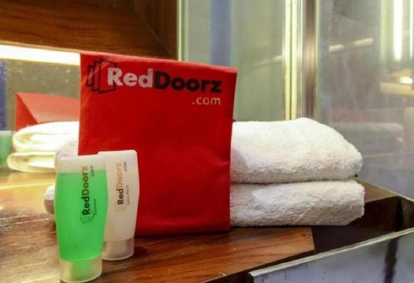 Отель Reddoorz @ Haraito Tarutung