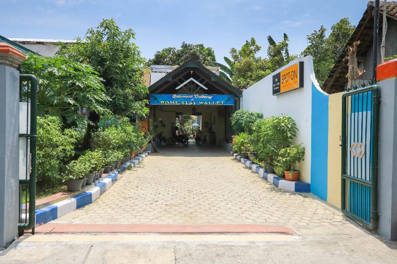 Отель Spot On 2440 Wallet Family Residence Syariah