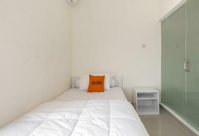 پانسیون Koolkost Near T2 Juanda Airport