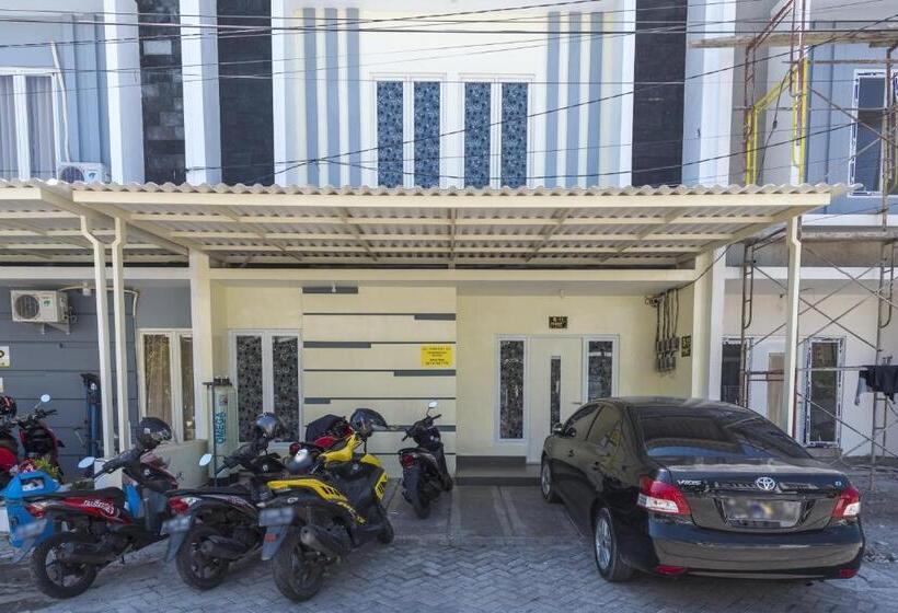 پانسیون Koolkost Near T2 Juanda Airport