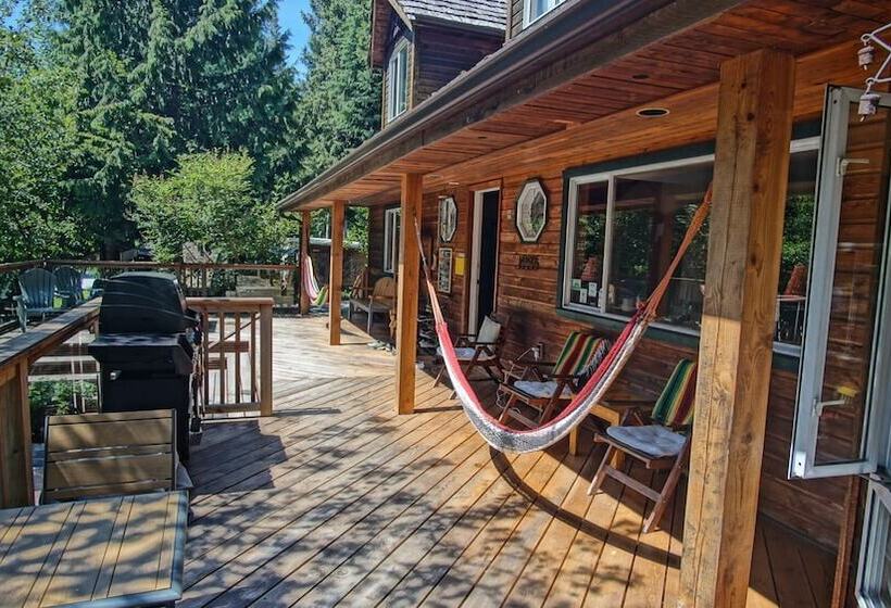 فندق صغير Up The Creek Backpacker's Lodge