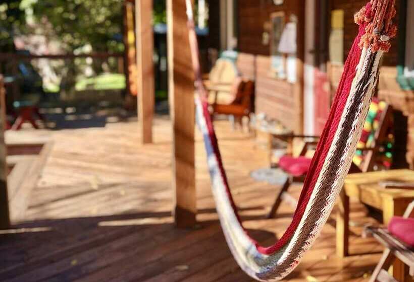 فندق صغير Up The Creek Backpacker's Lodge